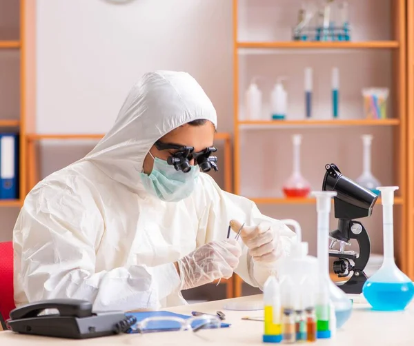Ung biokjemiker med vernedrakt som arbeider i laboratoriet – stockfoto