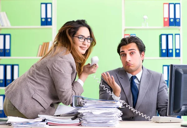 Two colleagues working in the office — Stock Photo, Image