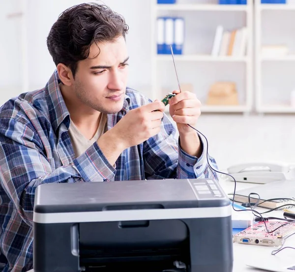 Hardware repairman repairing broken printer fax machine — Stock Photo, Image