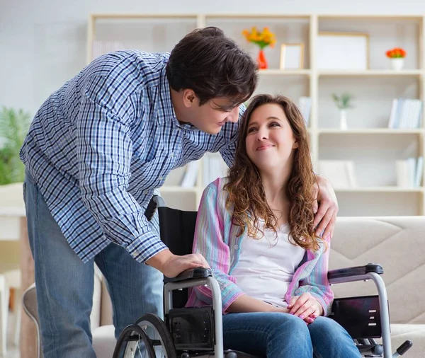 Jonge familie die voor elkaar zorgen — Stockfoto