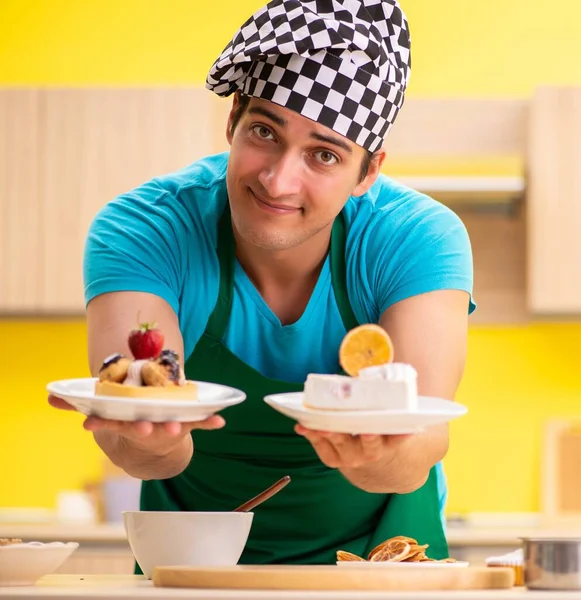 Hombre cocinar la preparación de pastel en la cocina en casa —  Fotos de Stock