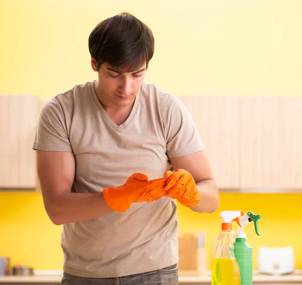 Single man sprzątanie kuchni w domu — Zdjęcie stockowe