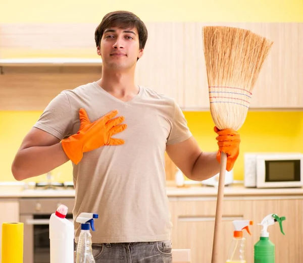 Hombre soltero limpieza cocina en casa — Foto de Stock