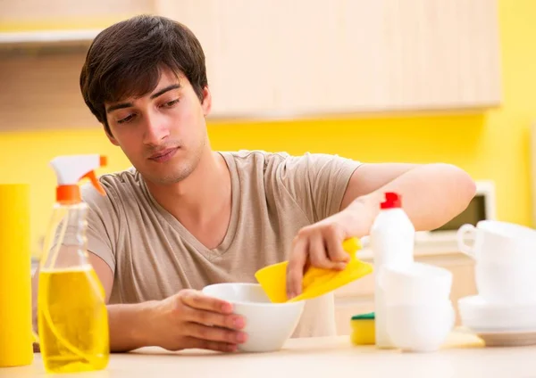 Άντρας πλένει πιάτα στο σπίτι — Φωτογραφία Αρχείου