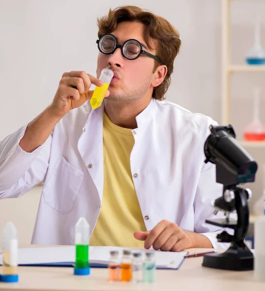 Смешной сумасшедший химик проводит эксперименты и тесты — стоковое фото