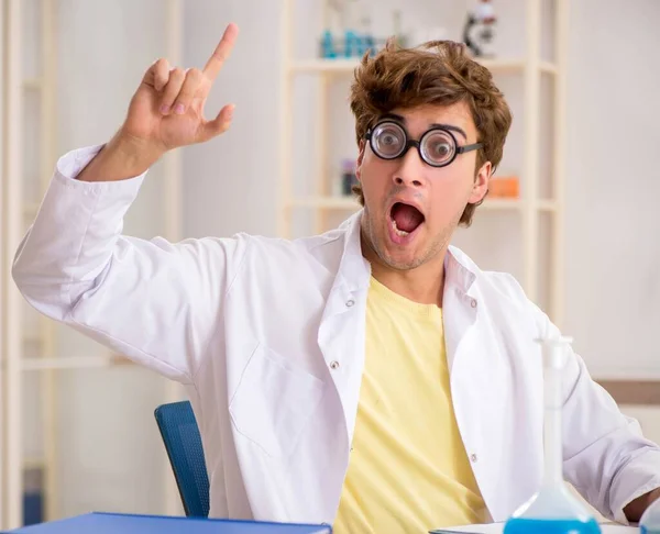 Lustiger verrückter Chemiker macht Experimente und Tests — Stockfoto