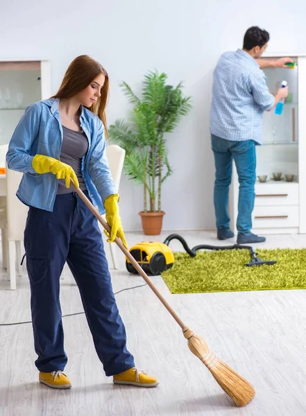 Joven familia limpiando la casa — Foto de Stock