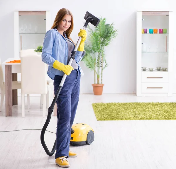 Junge Frau putzt Fußboden zu Hause und erledigt Hausarbeiten — Stockfoto
