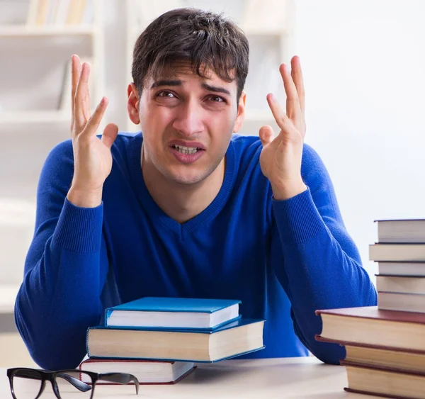 Estudante do sexo masculino se preparando para exames na biblioteca da faculdade — Fotografia de Stock