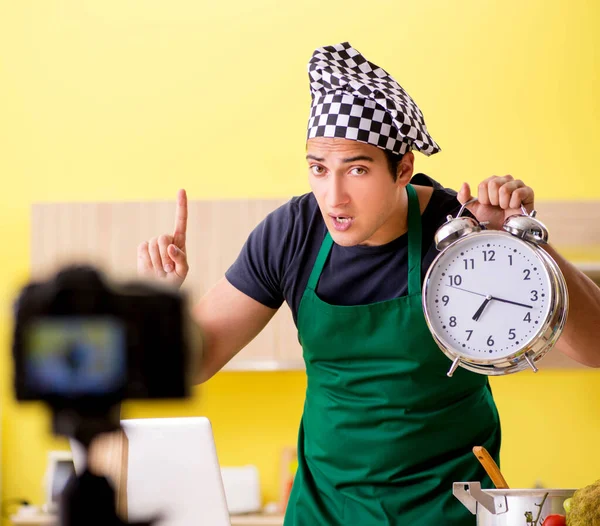 料理の準備を説明する若いシェフブロガー — ストック写真