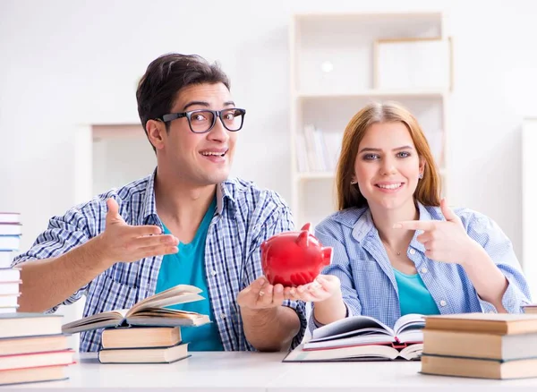 Dos estudiantes comprobando ahorros para pagar la educación — Foto de Stock