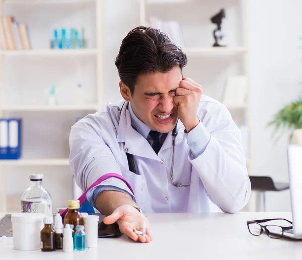 Doctor drug addict in the hospital — Stock Photo, Image