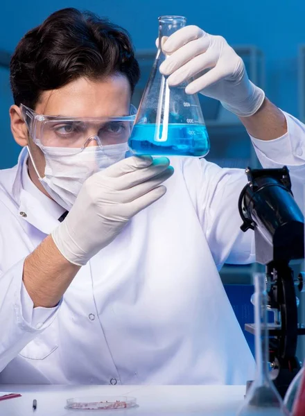 Assistente de Química a trabalhar no laboratório químico — Fotografia de Stock