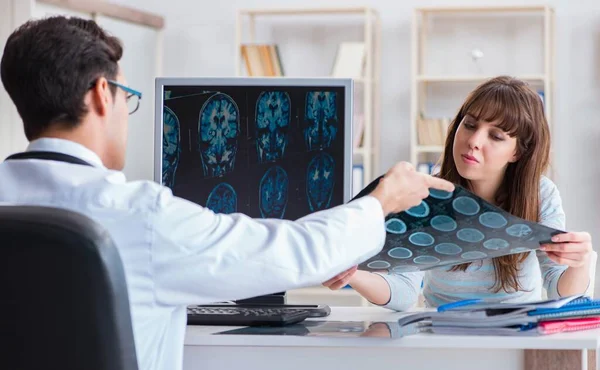 Jonge vrouw bezoekt radioloog voor röntgenonderzoek — Stockfoto