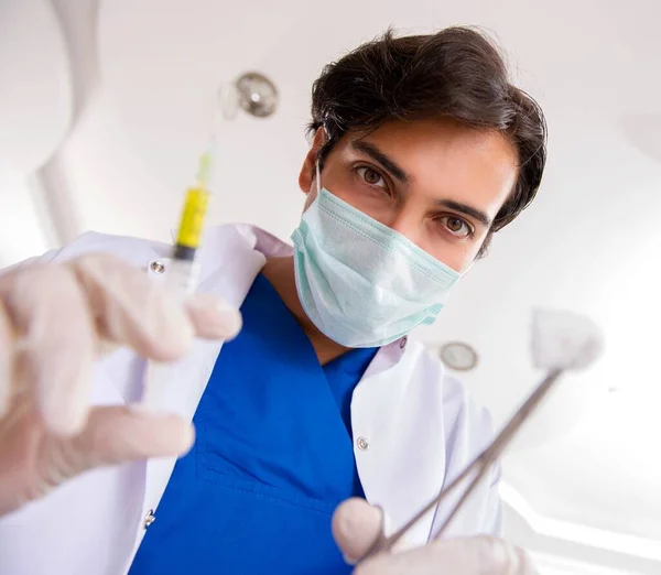 Concepto de tratar los dientes en dentistas — Foto de Stock