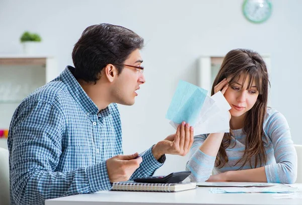 Pareja joven mirando los papeles de finanzas familiares — Foto de Stock