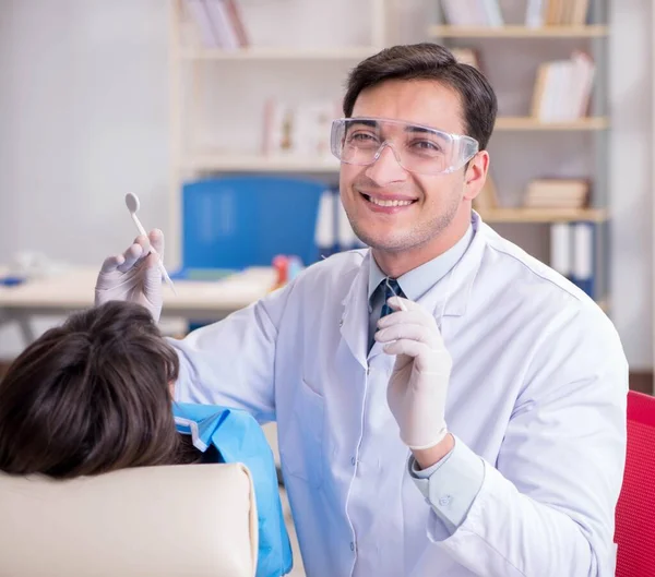 Pacjent odwiedzający stomatologa w celu regularnego kontrolowania i napełniania — Zdjęcie stockowe