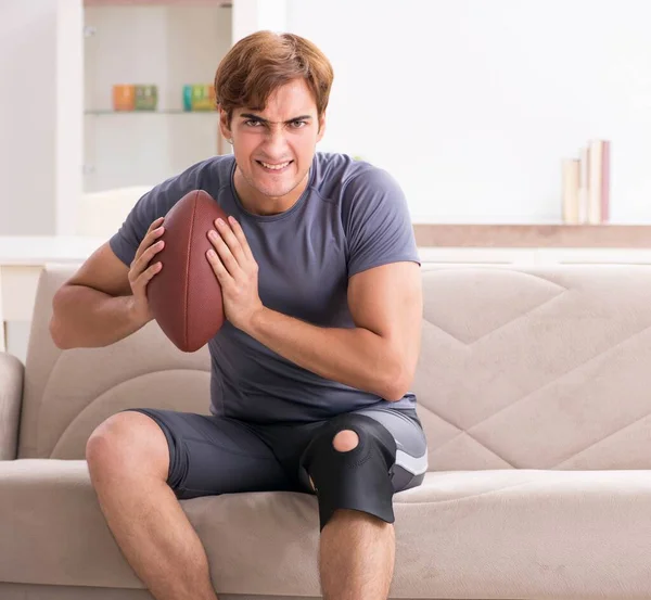 Hombre lesionado recuperándose en casa de lesiones deportivas — Foto de Stock