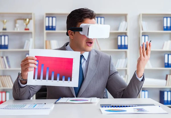 Empresário com óculos de realidade virtual no escritório — Fotografia de Stock