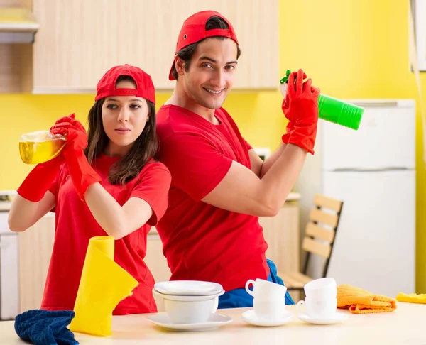 Empreiteiros profissionais de limpeza que trabalham na cozinha — Fotografia de Stock