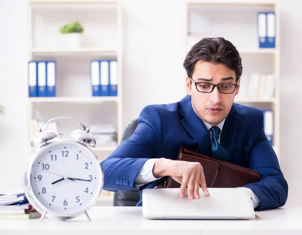 Empresario en apuro tratando de cumplir plazo — Foto de Stock