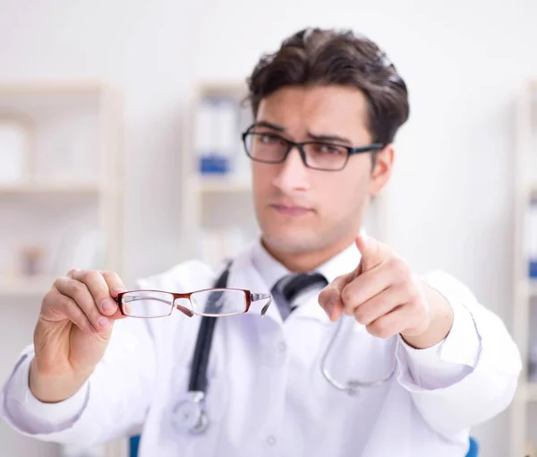 Eye doctor nel concetto medico — Foto Stock