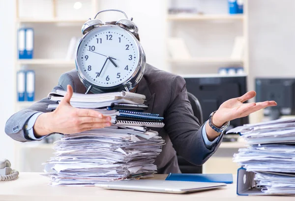 Employee failing to meet tax reporting deadlines — Stock Photo, Image