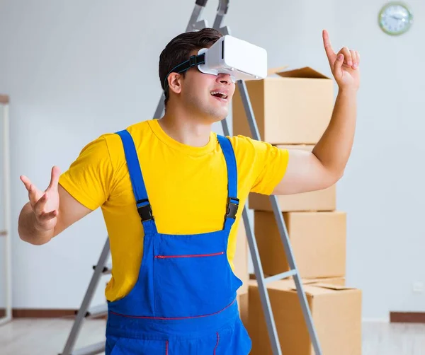 Contratante pintor trabalhando com óculos de realidade virtual — Fotografia de Stock