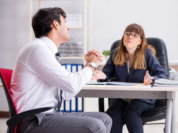 Muž a žena diskutují v úřadu — Stock fotografie