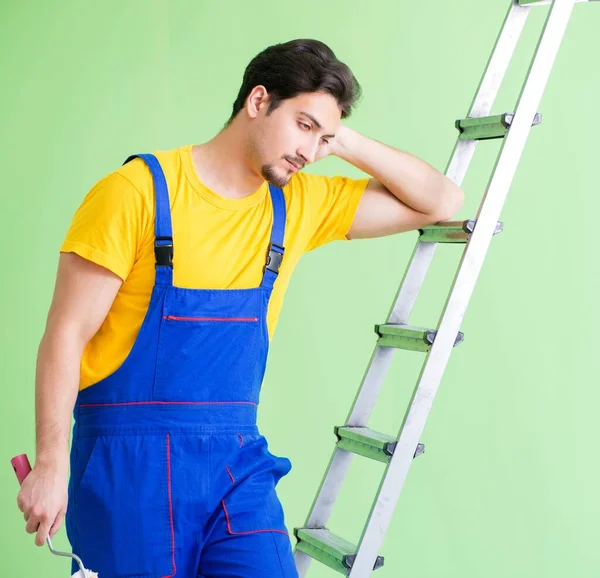 Jonge schilder doet renovatie thuis — Stockfoto
