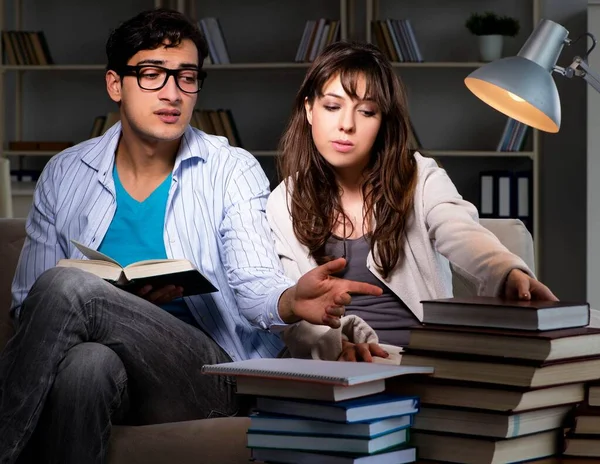 Two students studying late preparing for exams — Stock Photo, Image