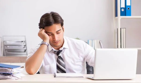 Jeune homme d'affaires beau travaillant dans le bureau — Photo