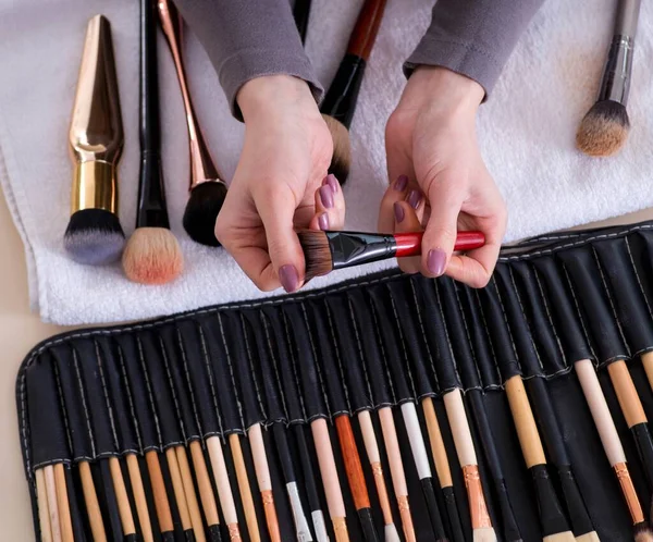 Make-up artist preparazione pennelli per il lavoro — Foto Stock