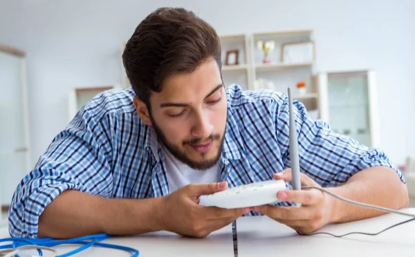 Jovem frustrado devido à fraca recepção na internet — Fotografia de Stock