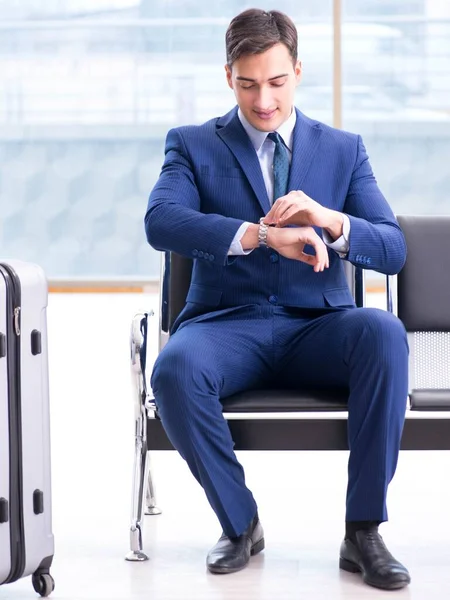 Empresário esperando no aeroporto para seu avião em negócios cla — Fotografia de Stock