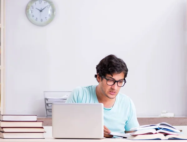 Jeune étudiant en concept de télé-apprentissage — Photo