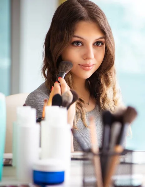 Giovane donna nel salone di bellezza — Foto Stock