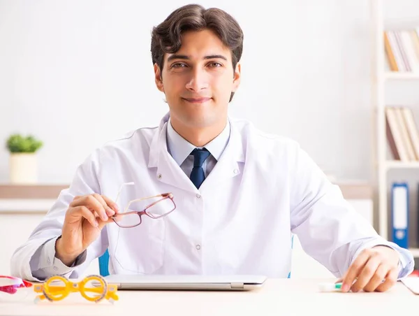 Jung hübsch doktor okulist working bei die klinik — Stockfoto