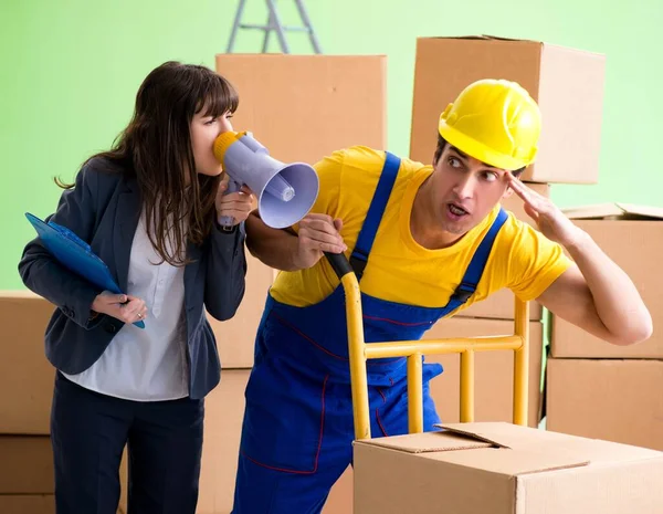 Vrouw baas en man aannemer werken met dozen levering — Stockfoto