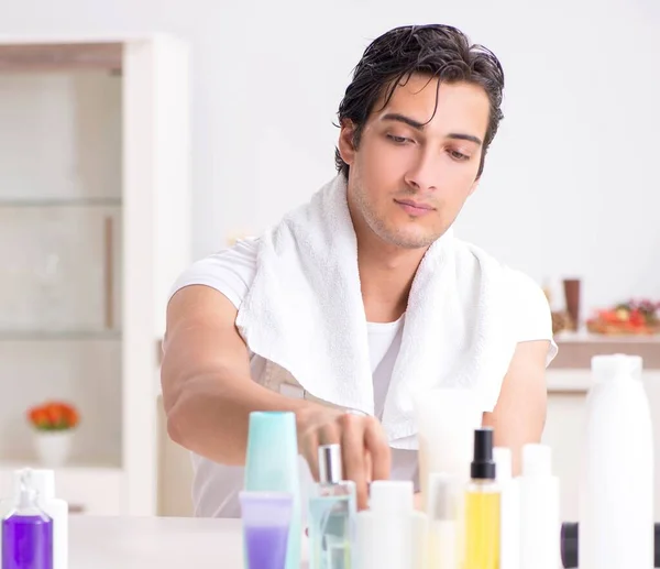 Joven hombre guapo en el baño en concepto de higiene — Foto de Stock