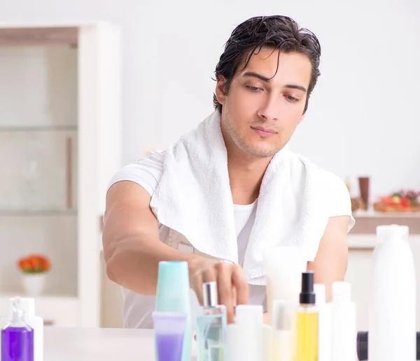 Joven hombre guapo en el baño en concepto de higiene —  Fotos de Stock