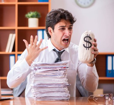 Genç yakışıklı iş adamı aşırı işten memnun değil.