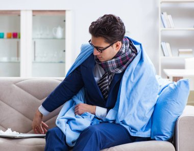 Hasta bir çalışan evde kalıyor ve bacadan acı çekiyor.