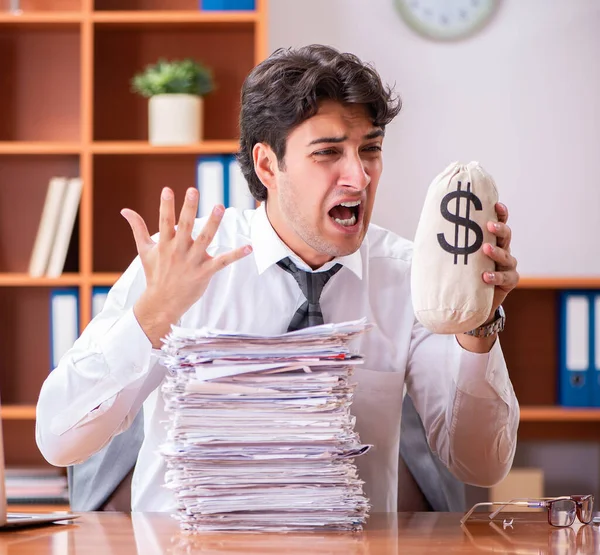 Junger gutaussehender Geschäftsmann unzufrieden mit exzessiver Arbeit — Stockfoto