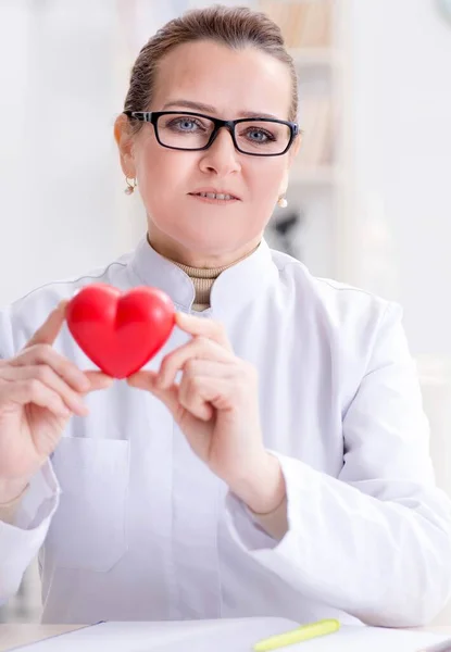 医学の概念に赤い心を持つ心臓病学者 — ストック写真