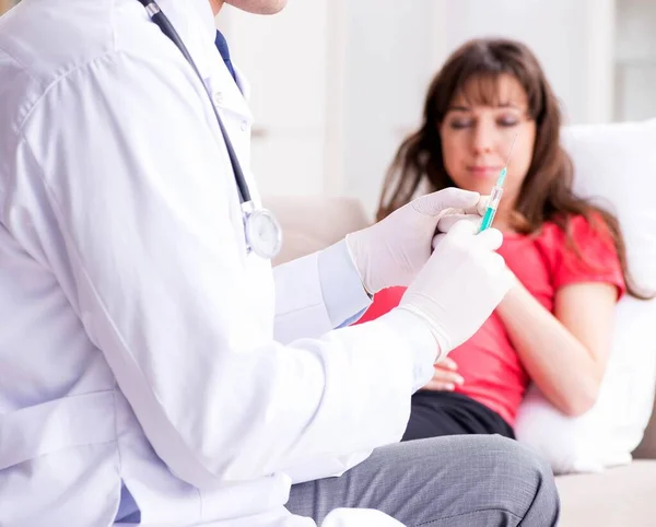 Schwangere Patientin zum regelmäßigen Arztbesuch — Stockfoto