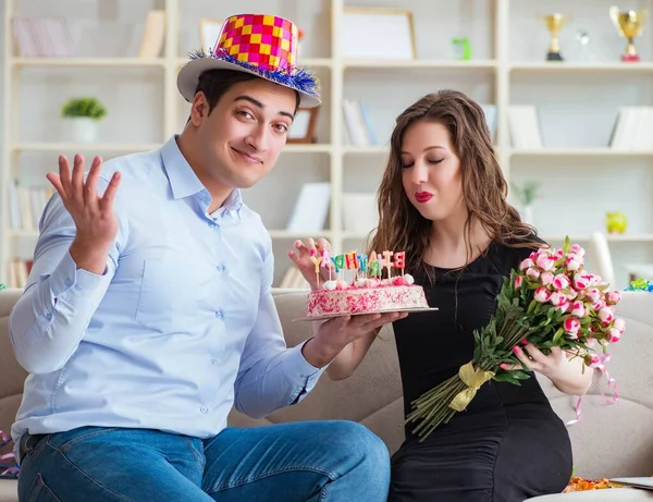 Unga par firar födelsedag med tårta — Stockfoto