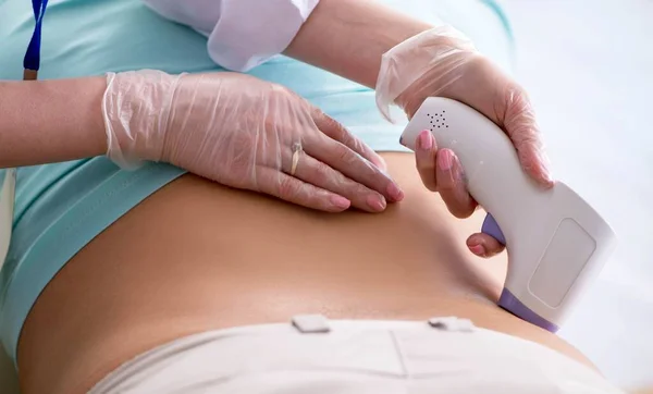 Jovem radiologista visitante para procedimento de ultrassom — Fotografia de Stock