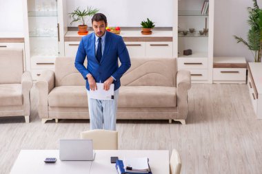 Evden kendini izole etme konseptiyle çalışan genç bir erkek işçi.