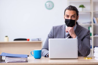 Kendini karantina altında tutan genç bir erkek işçi.